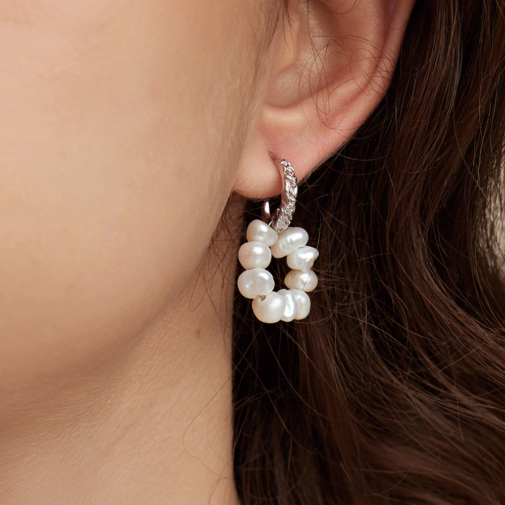 ARSIS-Baroque-Pearl-Huggie-Garland-Earrings-Silver-02